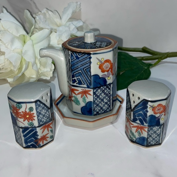 Vintage Chinese Asian Small Teapot And Salt& Pepper Set Red Flowers Roae Floral - Picture 1 of 17